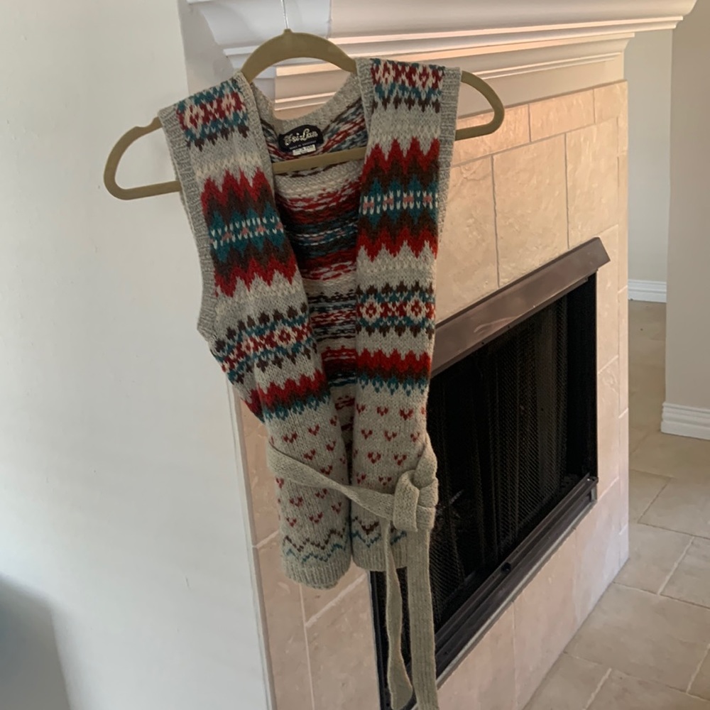 Beautiful 100% Wool Vintage Faire Isle sweater vest with removable waist tie